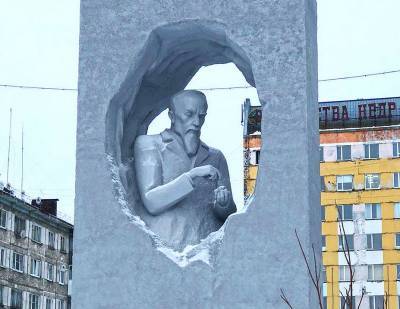 В Воркуте завершена реставрация памятника Александру Чернову