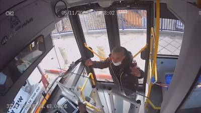 Видео: разгневанный пассажир пытался сломать перегородку и расправиться с водителем