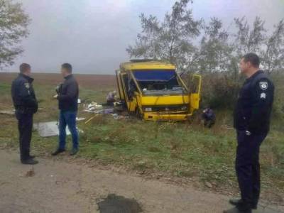 В Херсонской области перевернулся автобус с людьми: есть жертвы и пострадавшие