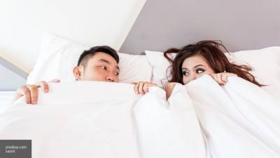 Сомнологи назвали угрожающее сексу занятие в постели