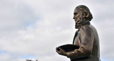Памятник Айвазовскому открыли на площади у аэропорта Симферополя