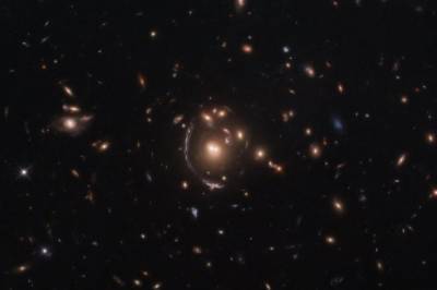 Hubble показал необычную галактику, похожую на дугу