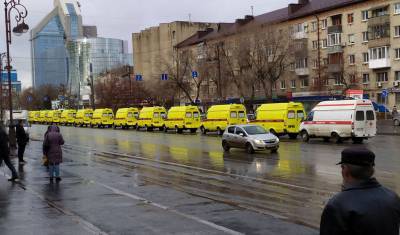 В Тюмени по центру города проехали 13 новых машин скорой помощи