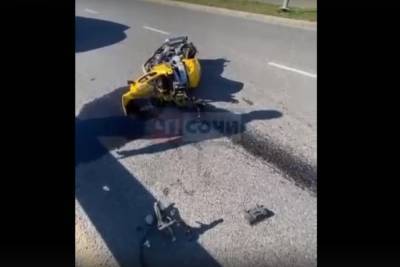 В Сочи попавший в аварию мотоцикл разлетелся на части
