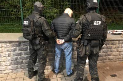 Киевских копов задержали на взятки в 250 тыс. гривен