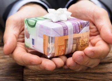 ТОП-чиновники теперь могут принимать дорогие подарки и "благодарить" за них - НАПК