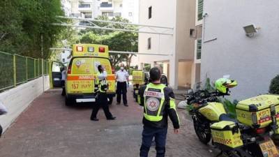 Установщик солнечных бойлеров упал с 6 этажа в Тель-Авиве и погиб
