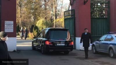 Пугачева и Галкин приехали проститься с Жванецким на Новодевичье кладбище