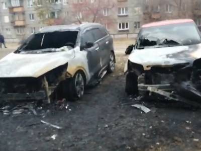 В Челябинской области во дворе загорелись четыре иномарки