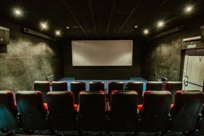 Глава Удмуртии подумает на счет открытия кинотеатров