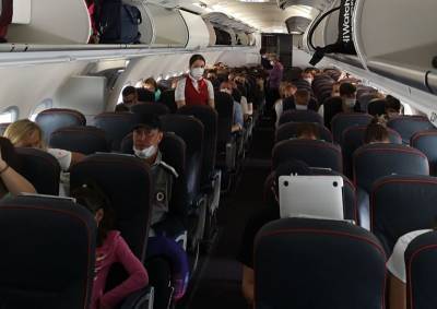 Столичные авиакомпании борются с пассажирами-"безмасочниками"
