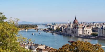 Венгрия закрывает школы и вводит комендантский час