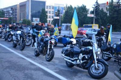 В Киеве мужчина сбил пакетом мотоциклиста-нарушителя и отхватил от толпы байкеров: видео