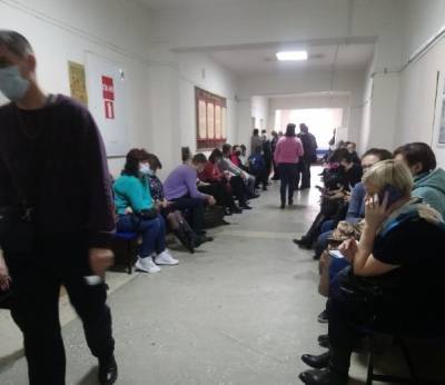 В Курганской поликлинике № 1 скопилась очередь из 200 человек на тестирование по COVID-19