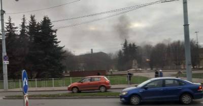 В Калининграде горит здание на территории бывшего ликёро-водочного завода