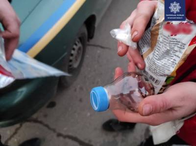 В Лисичанске на улице патрульные выявили девушку с наркотиками