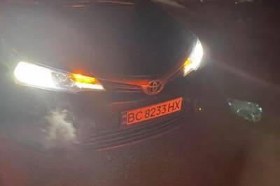 Повалил на землю и начал лупить: Во Львовской области таксист жестоко избил пассажира