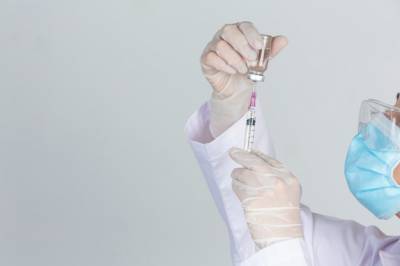 Новая вакцина против COVID-19 оказалась эффективна на 90%