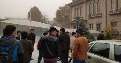 Студенты зарубежных вузов собрались у здания МИД Таджикистана