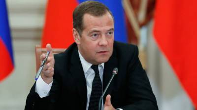 Медведев призвал бороться с экстремистскими идеологиями после терактов в Европе