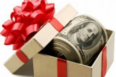 НАПК: Топ-чиновники смогут принимать дорогие подарки из-за решения КСУ