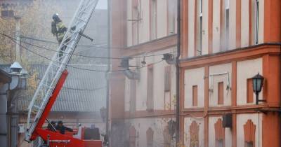 Из горящего здания на территории экс-ликёроводочного завода вынесли более 20 кислородных баллонов