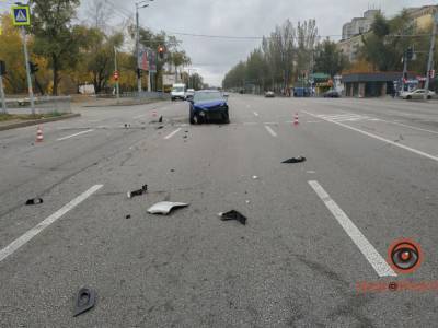 В Днепре столкнулись 2 иномарки: обломки авто разлетелись по дороге
