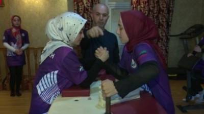 Армреслинг в хиджабе: в Дагестане к первенству мира готовят необычную команду