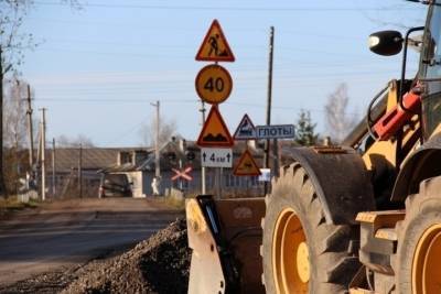 Дорогу к псковским дачам ремонтируют после трех месяцев перерыва