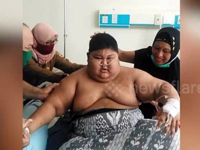В Индонезии подросток в свои 13 лет не может встать с кровати из-за лишнего веса