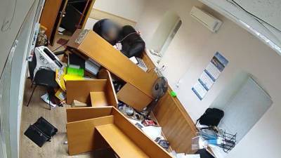 В Липецке мужчина начал рабочую неделю с погрома офиса