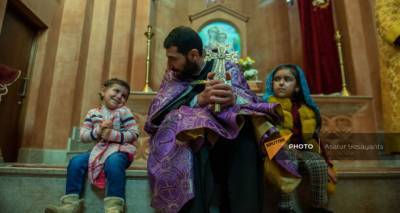 Кадр дня: армянский священник после крещения более 20 человек