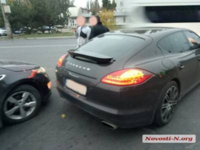 В Николаеве на перекрестке столкнулись водители Chevrolet и Porsche