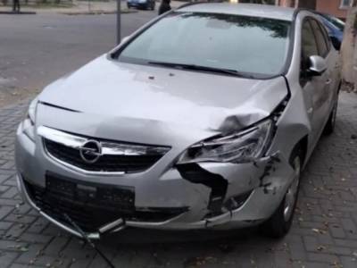 Автомобили вынесло с дороги: В Николаеве после столкновения Nissan и Opel врезались в стену дома