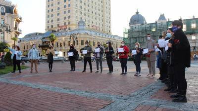 Журналисты в Тбилиси и в Батуми провели акцию «Не ослепляйте нас!»