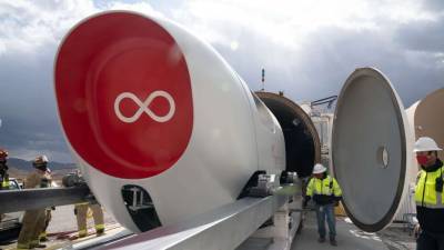 Вакуумный поезд Hyperloop впервые протестировали с пассажирами на борту