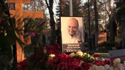 Похороны Жванецкого посетили звезды шоу-бизнеса, кино и эстрады.