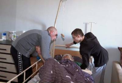 В Кировске студенту с инвалидностью помогли купить кровать для парализованной мамы