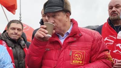 Член КПРФ Рашкин продолжает игнорировать опасность COVID-19