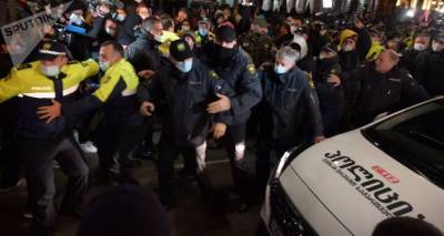 Полиция мобилизована у здания парламента Грузии, идут задержания