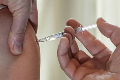 Инфекционист оценил западную вакцину от коронавируса