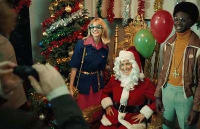 С танцами, песнями и Санта-Клаусом: Gucci выпустил праздничную кампанию в духе офисной вечеринки