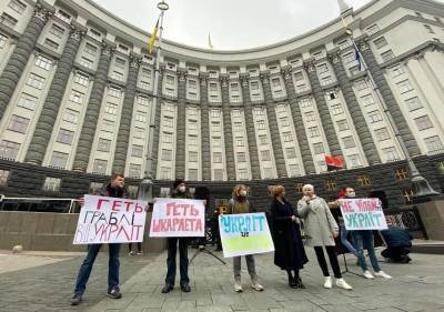 «Нас обрекают на рагулизм и шароварщину!» – свидомые в Киеве...