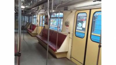 В киевском метро запустили вагон с вертикальными поручнями