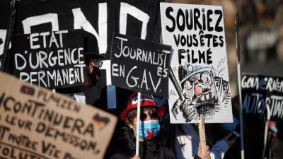 Из-за протестов во Франции перепишут скандальный закон о фото с полицейскими