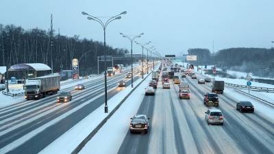 Водителей в Москве попросили быть осторожнее из-за снегопада 1 декабря