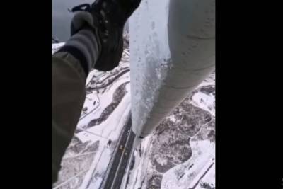 Промышленные альпинисты продолжили работы по очистке моста на остров Русский ото льда