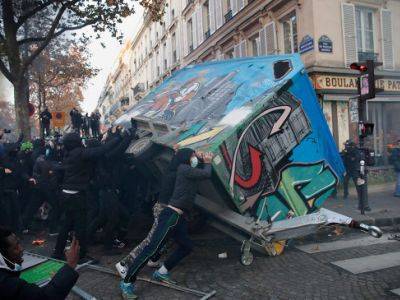 Во Франции в ходе протестов пострадали 62 полицейских, задержали больше 80 человек