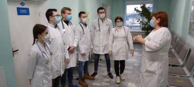 Приехавшие на помощь молодые врачи из Петербурга начали работать в поликлиниках Петрозаводска