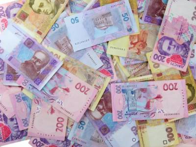 Гривна продолжает дешеветь к доллару и евро